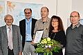 Zusammen 90 Jahre im Team       -  (kab)   Zwei langjährige Mitarbeiter hat die Firma SIS-Licht in Schweinfurt geehrt. Geschäftsführer Stefan Lang gratulierte Hedwig Thüncher (Leiterin der Arbeitsvorbereitung) zur 40-jährigen und Dieter Müller (Leiter der Metallfertigung) zu 50 Jahren Betriebszugehörigkeit. Lang unterstrich die große Bedeutung der eigenen Produktion &ndash; gerade in Zeiten des rasanten Wandels von konventionellen Leuchtmitteln hin zur LED-Technik. Diesen habe der auf industrielle Arbeitsplatzbeleuchtung spezialisierte Hersteller erfolgreich gemeistert. Im Bild (von rechts) Mitinhaber Christoph Lang, Hedwig Thüncher, Dieter Müller, Stefan Lang, und Seniorchef Karl Lang.