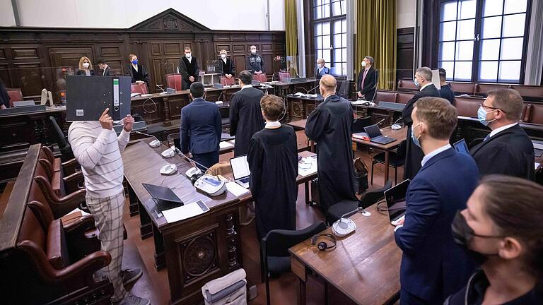 Der Richter bleibt sichtbar, der Angeklagte nicht: Dieses Foto kann symbolisch dafür stehen, dass die Namen der Richter in der Medienberichterstattung fast immer genannt werden, die der Verurteilten aber nicht. Der Richter bleibt sichtbar, der Angeklagte nicht: Dieses Foto kann symbolisch dafür stehen, dass die Namen der Richter in der Medienberichterstattung fast immer genannt werden, die der Verurteilten aber nicht.