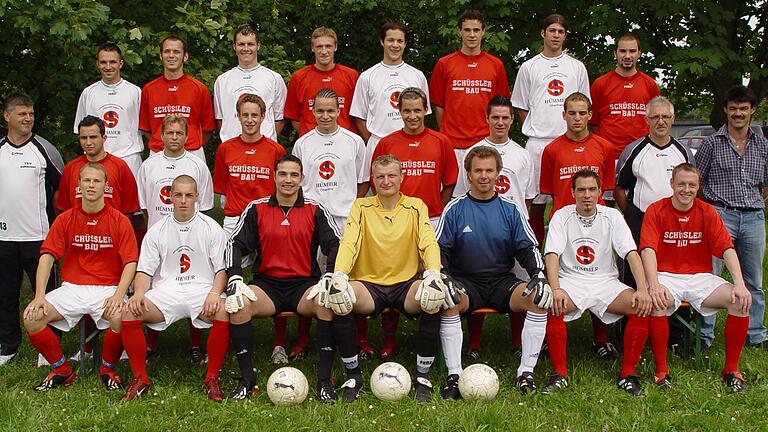 Die Landesliga-Mannschaft des TSV Aidhausen in der Saison 2004/05. In der mittleren Reihe: Miroslav Mikolay (Dritter von links). Die Landesliga-Mannschaft des TSV Aidhausen in der Saison 2004/05. In der mittleren Reihe: Miroslav Mikolay (Dritter von links). 