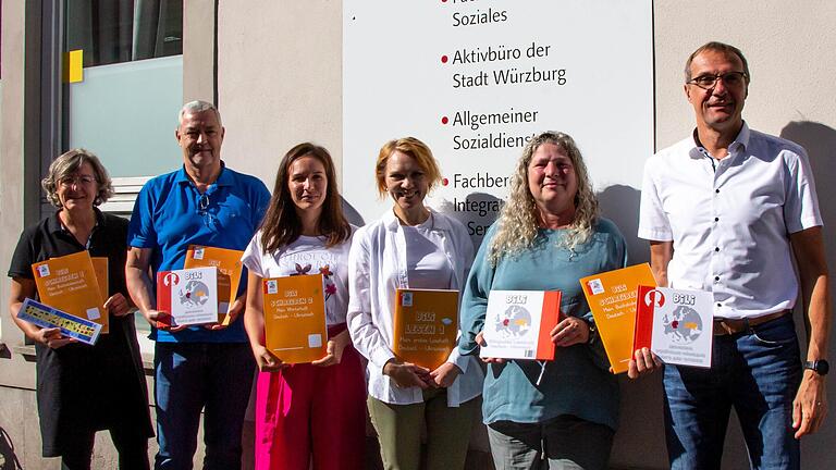 Die bilingualen Arbeitshefte werden zu Beginn des neuen Schuljahres an die ukrainischen Grundschülerinnen und Grundschüler verteilt (von links): Monika Kraft, Ingo Matschullis, Larissa Hartmann, Alla Robeyko, Maren Gronert und Gunther Kunze .