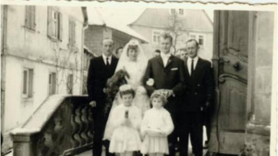 Ein Hochzeitsfoto aus dem Jahr 1964 vor der Kirche in Gauaschach.       -  Ein Hochzeitsfoto aus dem Jahr 1964 vor der Kirche in Gauaschach.