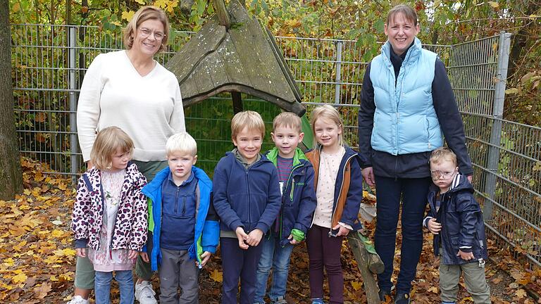 Mit Kindergartenleiterin Bettina Wukowojac (links) und Erzieherin Maria Zimmer freuten sich die Kinder des kath. Kindergartens St. Josef über eine Spende aus dem diesjährigen Kräutersträußeverkauf in St. Kilian Mellrichstadt. Mit Kindergartenleiterin Bettina Wukowojac (links) und Erzieherin Maria Zimmer freuten sich die Kinder des kath. Kindergartens St. Josef über eine Spende aus dem diesjährigen Kräutersträußeverkauf in St. Kilian Mellrichstadt.