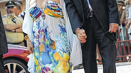 Mutig: Schauspielerin Michaela May an der Seite von Ehemann Bernd Schadewald in einem hochsommerlichen Outfit. Mutig: Schauspielerin Michaela May an der Seite von Ehemann Bernd Schadewald in einem hochsommerlichen Outfit.