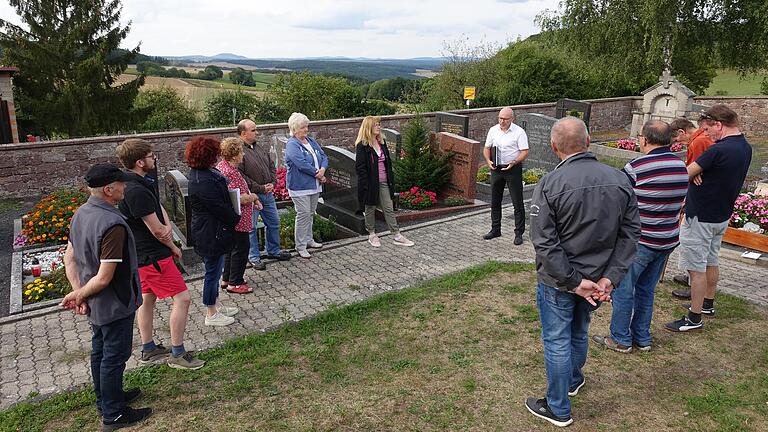 Auf den Friedhöfen von Aschenroth (Foto) und Neutzenbrunn erläuterte Gemündens Bürgermeister Jürgen Lippert am Dienstagabend das neue Friedhofskonzept der Stadt. Auf den Friedhöfen von Aschenroth (Foto) und Neutzenbrunn erläuterte Gemündens Bürgermeister Jürgen Lippert am Dienstagabend das neue Friedhofskonzept der Stadt.