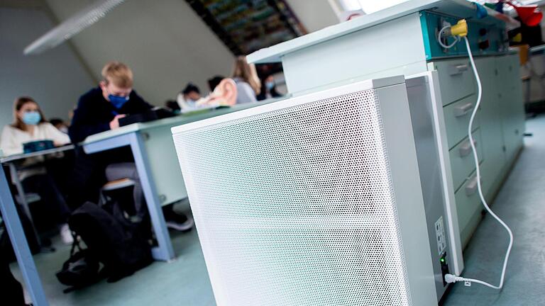 Im Landkreis werden die unterschiedlichsten Luftfilter eingesetzt.Foto: Hauke-Christian Dittrich/dpa (Symbolbild) - Im Landkreis werden die unterschiedlichsten Luftfilter eingesetzt.Foto: Hauke-Christian Dittrich/dpa (Symbolbild) Im Landkreis werden die unterschiedlichsten Luftfilter eingesetzt.Foto: Hauke-Christian Dittrich/dpa (Symbolbild) - Im Landkreis werden die unterschiedlichsten Luftfilter eingesetzt.Foto: Hauke-Christian Dittrich/dpa (Symbolbild)