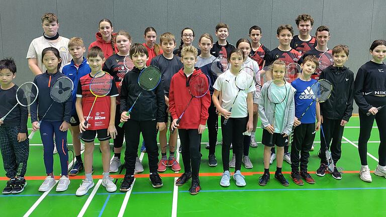 Der Badminton-Nachwuchs des BC mit „alten Hasen“ und neun Turnier-Neulingen.   Vorne von links: Tony Sun, Anya Sun, Felix Helmreich, Ben Helmerich, Luca Weber, Laura Kannegießer, Nele Wolf, Jannis Erb, Friedrich Seelmann, Rosalie Staffel; Mitte von links: Felix Riedl, Anna Ditterich, Benedikt Tempcke, Ida Gräter, Paulina Kern, Jannis Gierer, Linus Kuhn; hinten von links: Paul Ditterich, Anne Jetschni, Lisa Helmreich, Johanna Dietz, Jonas Derleth, Paul Ditterich, Simon Voigt.