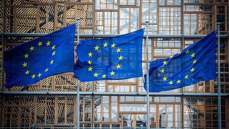 Europäische Fahnen - Der Beginn von Beitrittsgesprächen mit der Ukraine und Moldau war bei einem EU-Gipfel im Dezember beschlossen worden. Europäische Fahnen - Der Beginn von Beitrittsgesprächen mit der Ukraine und Moldau war bei einem EU-Gipfel im Dezember beschlossen worden.