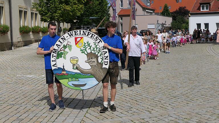 Mit einem Festzug und der Eröffnungsfeier auf dem Festplatz startete das 33. Altmain-Weinfest in Sand am Samstag auch offiziell.