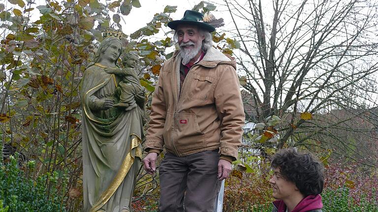 Noch wartet die leere Hand der Madonna auf ihr Zepter, das Wolfgang Miller aus der Drechslerei in Maßbach anbringen wird. Noch wartet die leere Hand der Madonna auf ihr Zepter, das Wolfgang Miller aus der Drechslerei in Maßbach anbringen wird.
