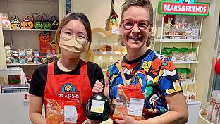 Freudig überrascht zeigte sich Ulrike Lange am Flughafen in Hongkong als sie ihre Sekt-Bären in einem Laden sah.       -  Freudig überrascht zeigte sich Ulrike Lange am Flughafen in Hongkong als sie ihre Sekt-Bären in einem Laden sah.