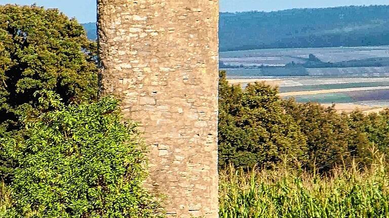 Der alte Wartturm liegt an der Strecke des Wanderlust-Weges „Rund um Kützberg“. Der alte Wartturm liegt an der Strecke des Wanderlust-Weges „Rund um Kützberg“.