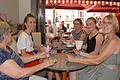 Diese Frauenrunde lässt sich in der Cortina-Eisdiele am Kitzinger Marktplatz Spaghetti- und Früchteeis mit Himbeeren munden.