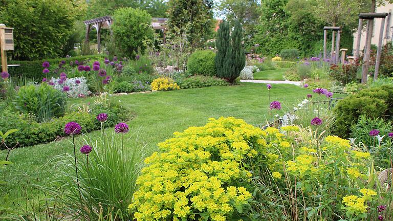 Im Frühling fallen im Garten die ersten Aufgaben an. Wir haben neun Garten-Tipps für das Frühjahr gesammelt, mit deren Umsetzung Hobbygärtnerinnen und Hobbygärtner bereits jetzt anfangen können.