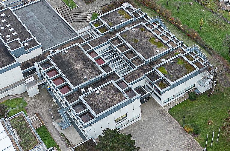 Nach dem Umzug von Lehrerschaft sowie Schülerinnen und Schülern in den geplanten Neubau wird das Gebäude der Realschule Schonungen angerissen.