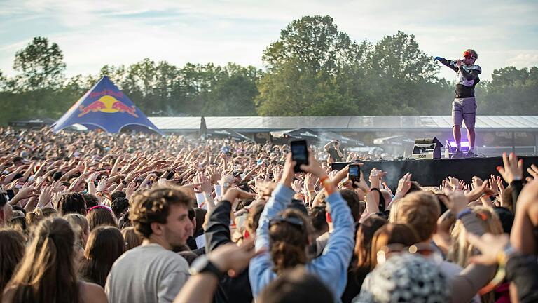 Ski Aggu begeisterte seine Fans auf der Mainstage-Bühne. Tausende Menschen besuchten am Samstag das Heroes Festival in Geiselwind.