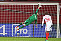 Drin       -  Monacos Torwart Morgan De Sanctis kann den Ball von Vladlen Yurchenko nicht halten. Foto: Federico Gambarini
