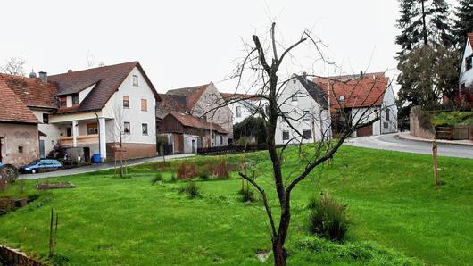 In Ortsteil Schönbach wurde ein Anwesen abgerissen und dadurch entstand mitten im Ort eine kleine Grünanlage.