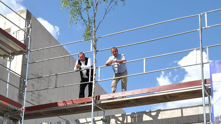 Hoch hinaus: Bürgermeister Alois Fischer (links) und Christoph Arnold beim Richtfest am neuen Feuerwehr- und Kulturzentrum Unterpleichfeld. Foto: Wilma Wolf