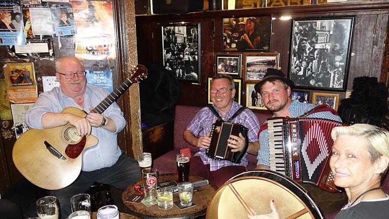 Frank Schmitt am Akkordeon, einige irische Mitspieler und eine Biere auf niedrigen Tischen - mehr braucht es im Pub nicht.  Foto: Privat       -  Frank Schmitt am Akkordeon, einige irische Mitspieler und eine Biere auf niedrigen Tischen - mehr braucht es im Pub nicht.  Foto: Privat