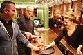 Das Weinhotel Müller in Hammelburg hat die Gaststube gründlich modernisiert. Von links: Florian, Thomas und Antonia Müller. Die Fotos entstanden vor den Ausgangsbeschränkungen.