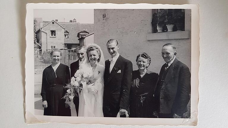 Das Ehepaar Nikolaus und Margarete Emmerling an ihrem Hochzeitstag am 1.5.1952. Das Ehepaar Nikolaus und Margarete Emmerling an ihrem Hochzeitstag am 1.5.1952.