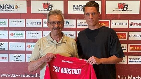 Lukas Mrozek (rechts) wechselt von Regionalliga-Absteiger SpVgg Hankofen-Hailing zum TSV Aubstadt (links Vorsitzender Herbert Köhler). Lukas Mrozek (rechts) wechselt von Regionalliga-Absteiger SpVgg Hankofen-Hailing zum TSV Aubstadt (links Vorsitzender Herbert Köhler).