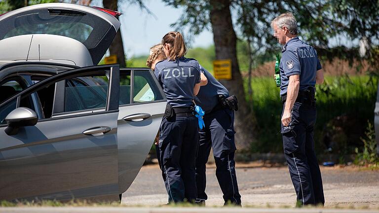 Verdacht auf Schwarzgeldzahlungen lautete die Begründung des Hauptzollamtes für die umfangreichen Durchsuchungen. Verdacht auf Schwarzgeldzahlungen lautete die Begründung des Hauptzollamtes für die umfangreichen Durchsuchungen. 