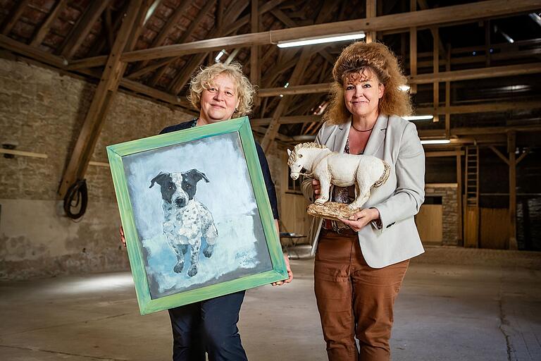 Die Künstlerinnen Uschi Maurer (links) und Claudia Rohleder mit jeweils eigenen Exponaten für die Ausstellung 'Pferd & Hund'. Die Künstlerinnen Uschi Maurer (links) und Claudia Rohleder mit jeweils eigenen Exponaten für die Ausstellung 'Pferd & Hund'. 