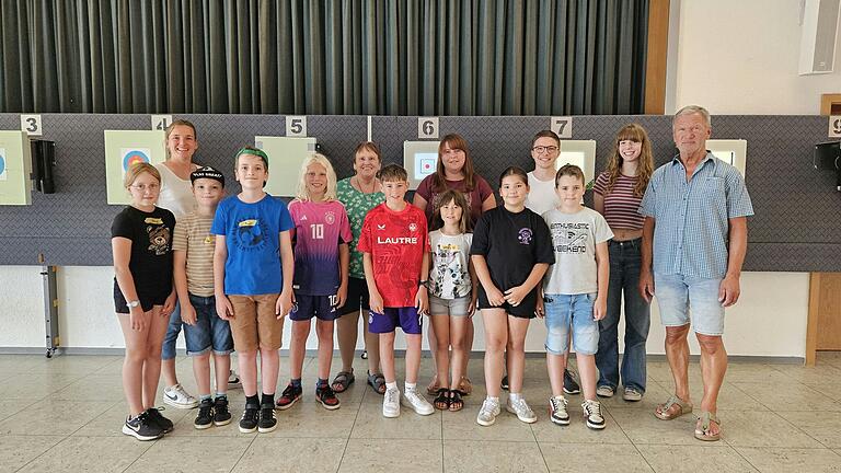 Auf dem Foto Anni Bulheller, Barbara Kirchner (Betreuer), Leo Schmitt, Paul Schmitt, Oskar Denner, Karola Bulheller (Betreuer), Noah Hofgesang, Kathrin Möller (Betreuer), Amelie Möller, Klara Back, Lukas Schulze (Betreuer), Julian Vöth, Lorena Müller (Betreuer), Robert Schneider (Betreuer), Theo Gernert (Betreuer, nicht im Bild).