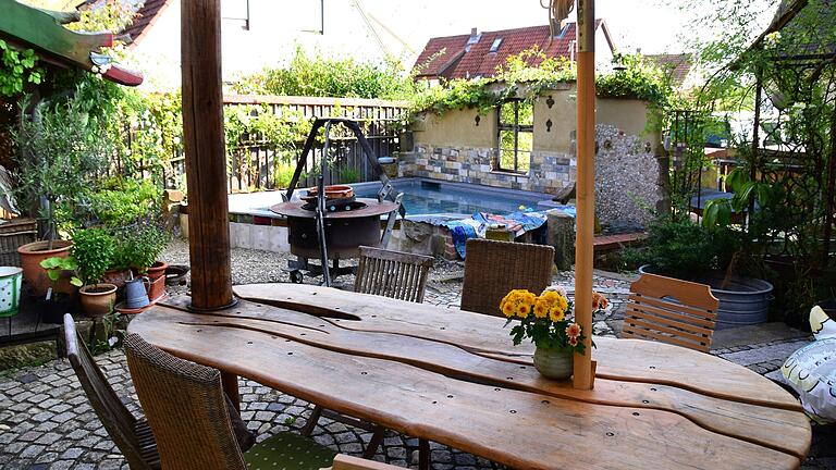 Im Garten hinter dem Haus hat Peter Hagen Sitzplatz und Pool gebaut. Im Garten hinter dem Haus hat Peter Hagen Sitzplatz und Pool gebaut.