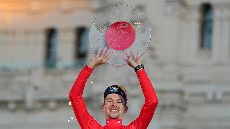 UCI WorldTour - Vuelta a España       -  Primoz Roglic jubelt im Roten Trikot des Gesamtführenden bei der Vuelta.