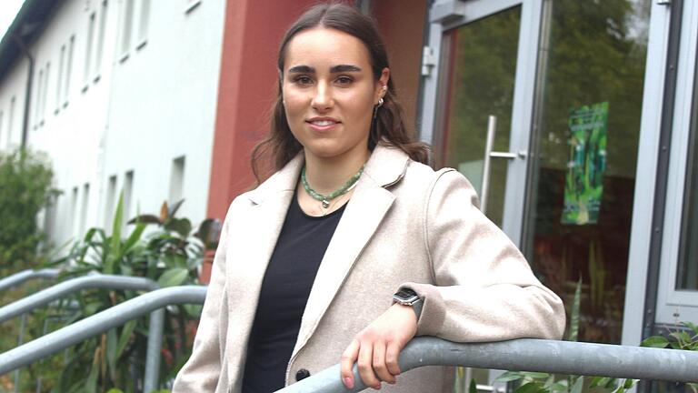 Eine junge Frau, die weiß, was sie will: Juliana Knaub vor ihrer ehemaligen Schule, dem Gymnasium in Wiesentheid. Eine junge Frau, die weiß, was sie will: Juliana Knaub vor ihrer ehemaligen Schule, dem Gymnasium in Wiesentheid.