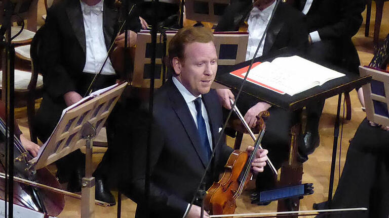 Der Engländer Daniel Hope spielte zwei Violinkonzerte - und das war auch gut so. Foto: Ahnert       -  Der Engländer Daniel Hope spielte zwei Violinkonzerte - und das war auch gut so. Foto: Ahnert
