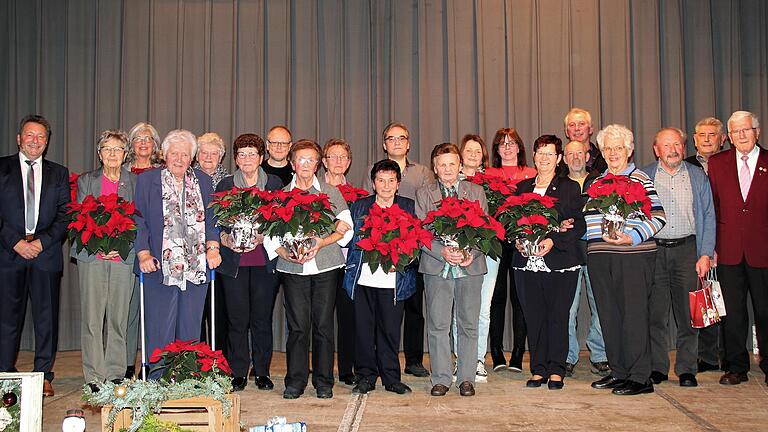 Die Geehrten von links: Vorstand Peter Keller, Agnes Pfister, VEAB Roswitha Garbe, Elisabeth Seemann, Hiltrud Markert, Edeltraud Gessner, Frank Keller, Ernestine May, Marliese Mergenthal, Helga Keller, Georg Full, Helma Stöth, Hildegard Krämer, Anette Karch, Rita Dix, Matthias Rieger, Dritter Bürgermeister Manfred Peter, Margarethe Büttner, Elmar Gessner, Zweiter Bürgermeister Ewald Schirmer und Otto Pfister. Die Geehrten von links: Vorstand Peter Keller, Agnes Pfister, VEAB Roswitha Garbe, Elisabeth Seemann, Hiltrud Markert, Edeltraud Gessner, Frank Keller, Ernestine May, Marliese Mergenthal, Helga Keller, Georg Full, Helma Stöth, Hildegard Krämer, Anette Karch, Rita Dix, Matthias Rieger, Dritter Bürgermeister Manfred Peter, Margarethe Büttner, Elmar Gessner, Zweiter Bürgermeister Ewald Schirmer und Otto Pfister.