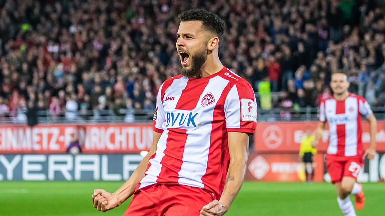 Vor 8356 Zuschauer siegen die Würzburger Kickers zu Hause gegen 1860 München und ziehen in der Tabelle an den Löwen vorbei auf Platz 12.