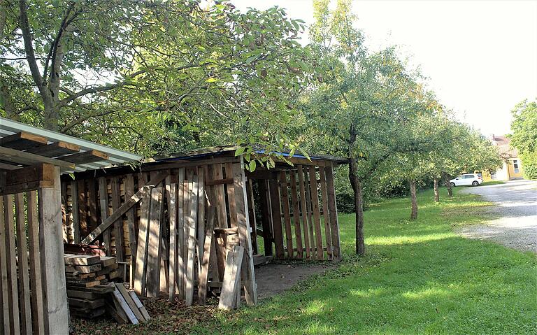 Der Platz für den neuen Kindergarten in Wiesentheid: Der Gemeinderat votierte für die Fläche am Lindachsgraben, direkt hinter dem Pfarrheim.