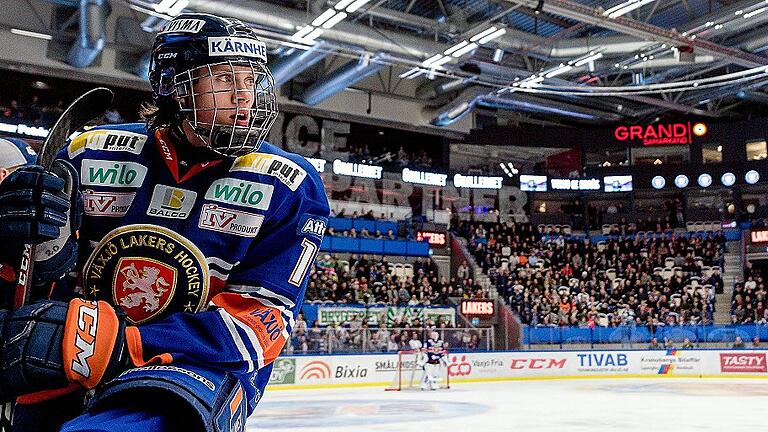 171230 Växjös Dominik Bokk under ishockeymatchen i SHL mellan Växjö och Färjestad den 30 december 2       -  Talent vor großer Kulisse: Dominik Bokk im Trikot des schwedischen Erstligisten Växjö Lakers.