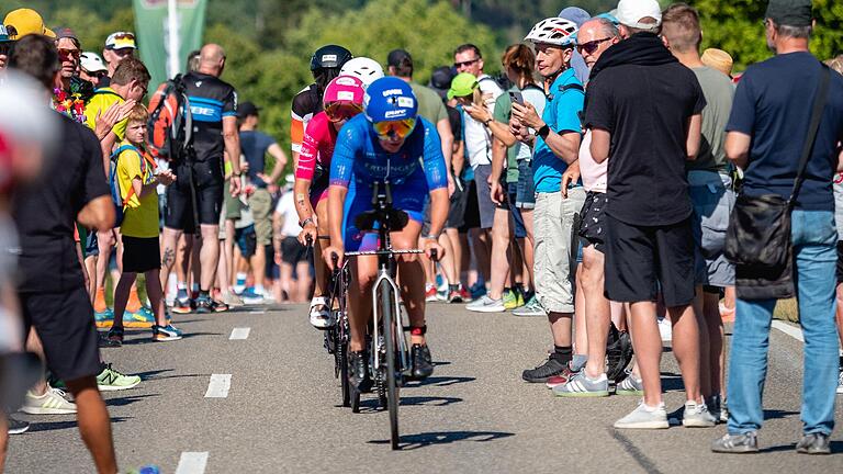 Die Würzburger Triathletin Carolin Lehrieder auf der Radstrecke beim Challenge Roth am 3. Juli 2022. Sie kam als Neunte ins Ziel.