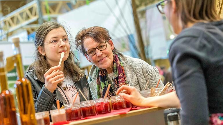 Zahlreiche Menschen besuchen am Samstag&nbsp; die 12. Fränkische Feinschmecker-Messe in der Karl-Knauf-Halle in Iphofen.