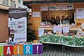 Schülerinnen der FAirtradeschulen Schweinfurts verkaufen auf dem Weihnachtsmarkt.