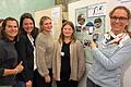 Groß war die Freude bei der Abordnung der Wallburg-Realschule über die Zertifizierung als 'Klimaschule Bayern Silber'. Das Bild zeigt (von links) Projektleiterin Susanne Müller, Lehrerin Janina Schneider, die Schülerinnen Lilli Mahr und Lina Klemm sowie Kirsten Christiansen von der Schulleitung.