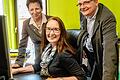 Sie erzählten von 50 Jahren Datev, der Genossenschaft, die Steuerfachleuten und Juristen bei ihrer Arbeit hilft: (von links) Jutta Schirmer-Roggenhofer, Leiterin des Datev-Informationszentrums in Nürnberg, Sabine Wirsching, Steuerberaterin und Aufsichtsrätin der Genossenschaft, und Pressesprecher Till Stüve in der Höchberger Kanzlei Wirsching.
