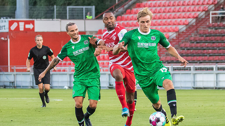 DFB-Pokal: Hannover gewinnt knapp aber verdient mit 3:2 am Montag Abend 14.09.20 bei den Würzburger Kickers in der Flyeralarm Arena in Würzburg. Saliou Sane´(11), Würzburger Kickers versucht sich gegen Bo Niklas Hult (3), Hannover 96 und Timo Bernd Hübers (15), Hannover 96 durchzusetzen.