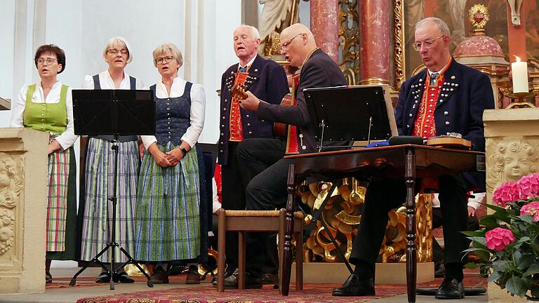 Traditionelle Marienlieder sangen die Vasbühler Krammetsvögel beim Fränkischen Mariensingen in der Wallfahrtskirche Fährbrück. Anton Böhm von der ARGE Fränkische Volksmusik Unterfranken (4. von links) hatte die musikalische Leitung des Konzerts. Traditionelle Marienlieder sangen die Vasbühler Krammetsvögel beim Fränkischen Mariensingen in der Wallfahrtskirche Fährbrück. Anton Böhm von der ARGE Fränkische Volksmusik Unterfranken (4. von links) hatte die musikalische Leitung des Konzerts.