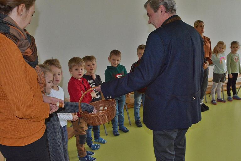 Kleine Brote hatte Pfarrer Andreas Hutzler bei der Feierstunde zur Übergabe der Statue der Heiligen Elisabeth den Kindern mitgebracht.