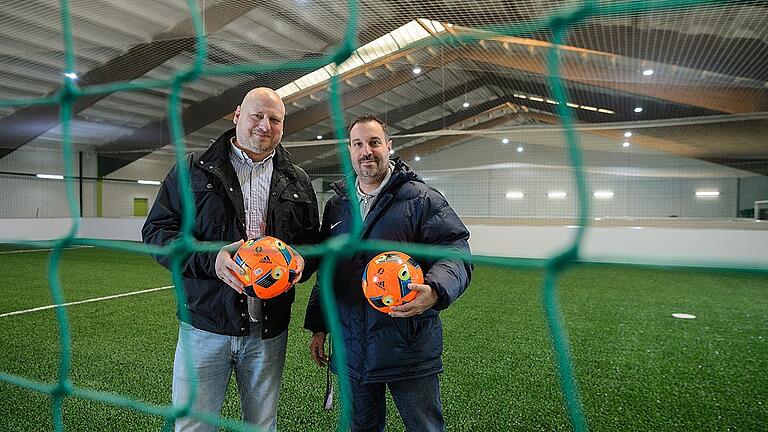 Soccerhalle am Stein       -  Die Betreiber der neuen Soccerarena Oliver Bayer (v. l.) und Uwe Hofmann stehen auf dem frisch verlegten Rasen in der Halle auf dem Sportgelände am Stein in Würzburg. Die Halle ist fast fertig und soll in der ersten Dezemberwoche öffnen.