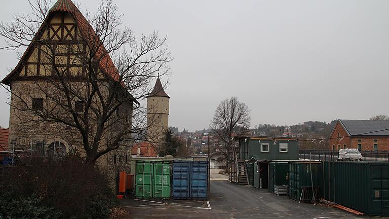 Die Fläche zwischen TVO-Halle und Centturm westlich der Neuen Mainbrücke in Ochsenfurt soll neu gestaltet werden. Die Fläche zwischen TVO-Halle und Centturm westlich der Neuen Mainbrücke in Ochsenfurt soll neu gestaltet werden.