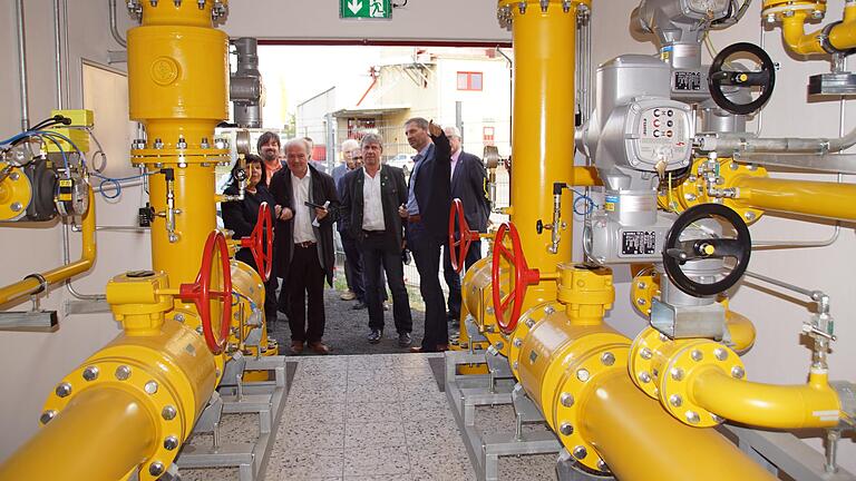 Geschäftsführer Norbert Zösch (vorne rechts) führt immer wieder interessierte Besuchergruppen durch das Haßfurter Stadtwerk. Im Mittelpunkt des Interesses steht dabei meist die Power-to-Gas-Anlage, mit der aus überschüssigem Strom aus regenerativen Energien Wasserstoff hergestellt wird. Am Freitag besichtigte eine japanische Delegation diese revolutionäre Technologie. Geschäftsführer Norbert Zösch (vorne rechts) führt immer wieder interessierte Besuchergruppen durch das Haßfurter Stadtwerk. Im Mittelpunkt des Interesses steht dabei meist die Power-to-Gas-Anlage, mit der aus überschüssigem Strom aus regenerativen Energien Wasserstoff hergestellt wird. Am Freitag besichtigte eine japanische Delegation diese revolutionäre Technologie.