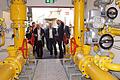 Geschäftsführer Norbert Zösch (vorne rechts) führt immer wieder interessierte Besuchergruppen durch das Haßfurter Stadtwerk. Im Mittelpunkt des Interesses steht dabei meist die Power-to-Gas-Anlage, mit der aus überschüssigem Strom aus regenerativen Energien Wasserstoff hergestellt wird. Am Freitag besichtigte eine japanische Delegation diese revolutionäre Technologie.