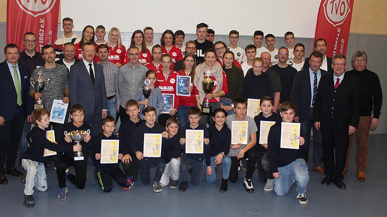 Die Mannschaften des Jahres aus den Abteilungen Handball, Basketball und Tischtennis stellten sich zum Gruppenfoto auf. Links mit dem Pokal in der Hand der Sportler des Jahres Christian Dürr. In der Mitte zeigen Nora Karl und Hanna Schneider ihre Trophäen. Die Mannschaften des Jahres aus den Abteilungen Handball, Basketball und Tischtennis stellten sich zum Gruppenfoto auf. Links mit dem Pokal in der Hand der Sportler des Jahres Christian Dürr. In der Mitte zeigen Nora Karl und Hanna Schneider ihre Trophäen.